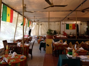 Ranskan kulttuurikeskuksen ravintolassa ripusteltiin tämän päivän kunniaksi eilen Senegalin lippuja.